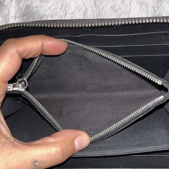 Fendi eyes zippy wallet - Picture 6 of 9